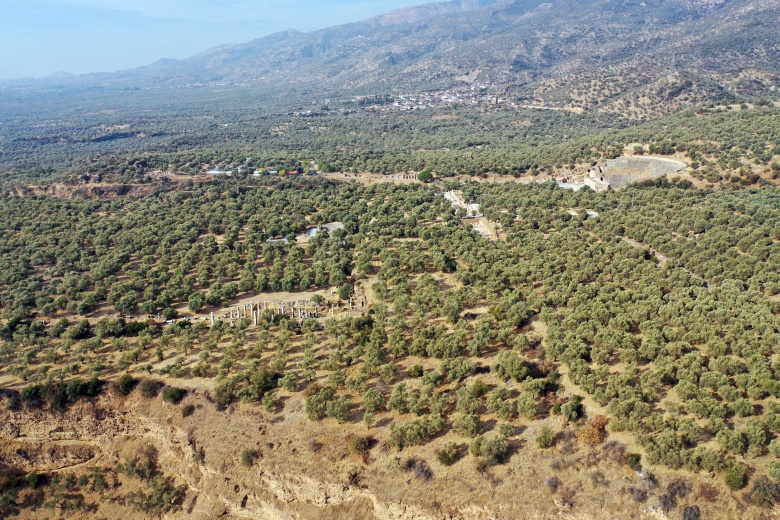 Nysa Antik Kenti arkeoloji kazılarında Pluto Kore Tapınağı'na çıkan 'ibadet yolu' aranıyor