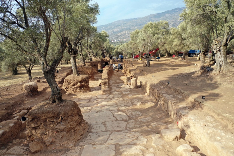 Nysa Antik Kenti arkeoloji kazılarında Pluto Kore Tapınağı'na çıkan 'ibadet yolu' aranıyor