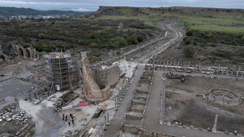 Hadrianus'un Perge'deki Antik Kestros çeşmesi 1800 yıl sonra yeniden su akıtıyor