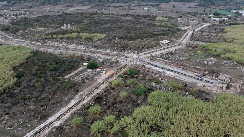 Hadrianus'un Perge'deki Antik Kestros çeşmesi 1800 yıl sonra yeniden su akıtıyor