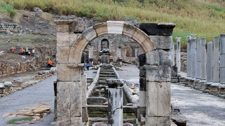 Hadrianus'un Perge'deki Antik Kestros çeşmesi 1800 yıl sonra yeniden su akıtıyor