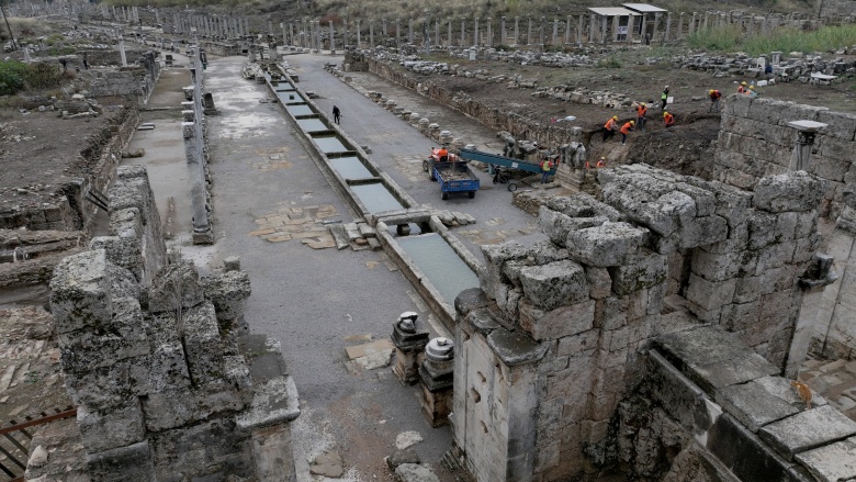 Hadrianus'un Perge'deki Antik Kestros çeşmesi 1800 yıl sonra yeniden su akıtıyor