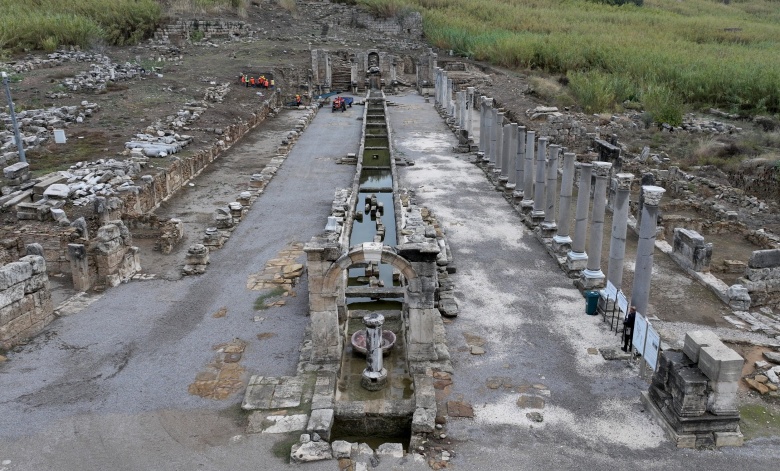 Hadrianus'un Perge'deki Antik Kestros çeşmesi 1800 yıl sonra yeniden su akıtıyor