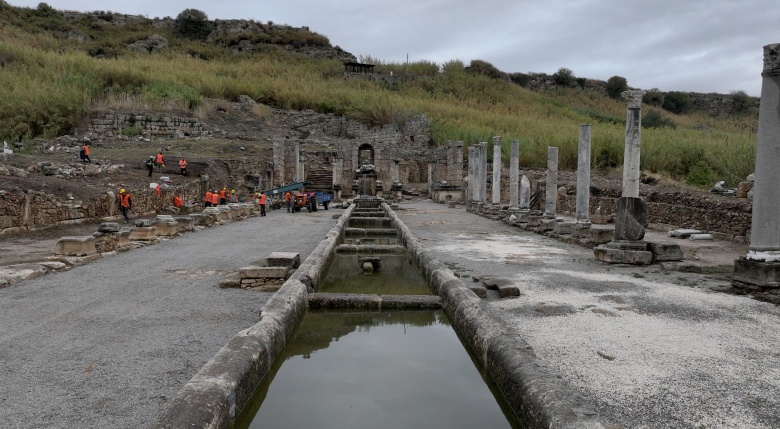 Hadrianus'un Perge'deki Antik Kestros çeşmesi 1800 yıl sonra yeniden su akıtıyor