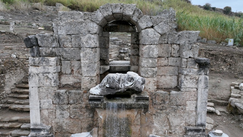 Hadrianus'un Perge'deki Antik Kestros çeşmesi 1800 yıl sonra yeniden su akıtıyor