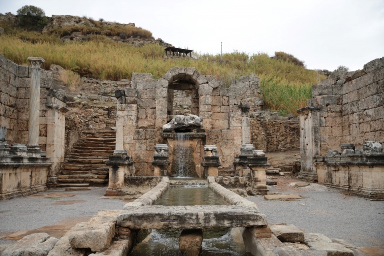 Hadrianus'un Perge'deki Antik Kestros çeşmesi 1800 yıl sonra yeniden su akıtıyor