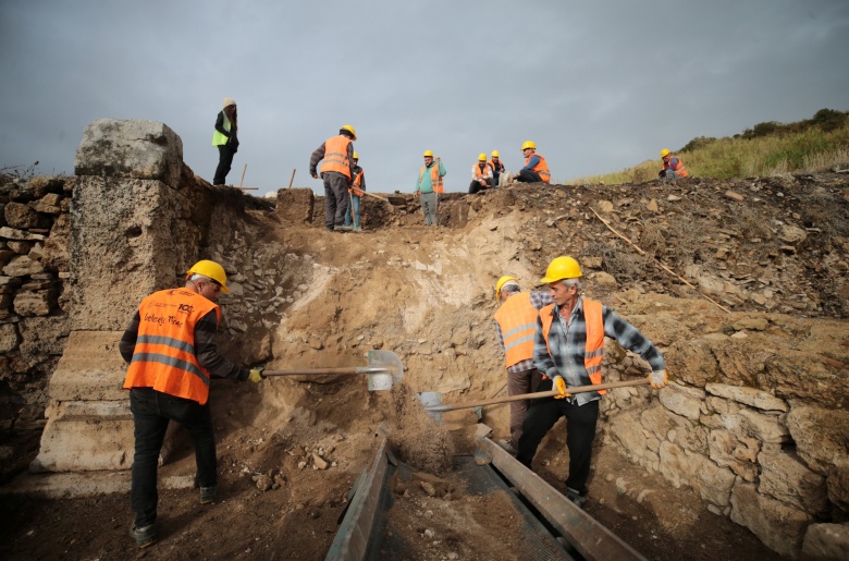 Hadrianus'un Perge'deki Antik Kestros çeşmesi 1800 yıl sonra yeniden su akıtıyor