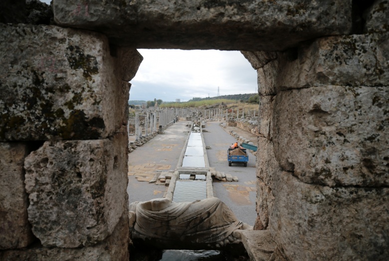 Hadrianus'un Perge'deki Antik Kestros çeşmesi 1800 yıl sonra yeniden su akıtıyor