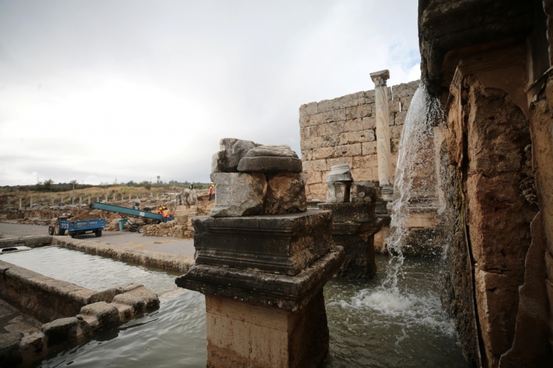 Hadrianus'un Perge'deki Antik Kestros çeşmesi 1800 yıl sonra yeniden su akıtıyor