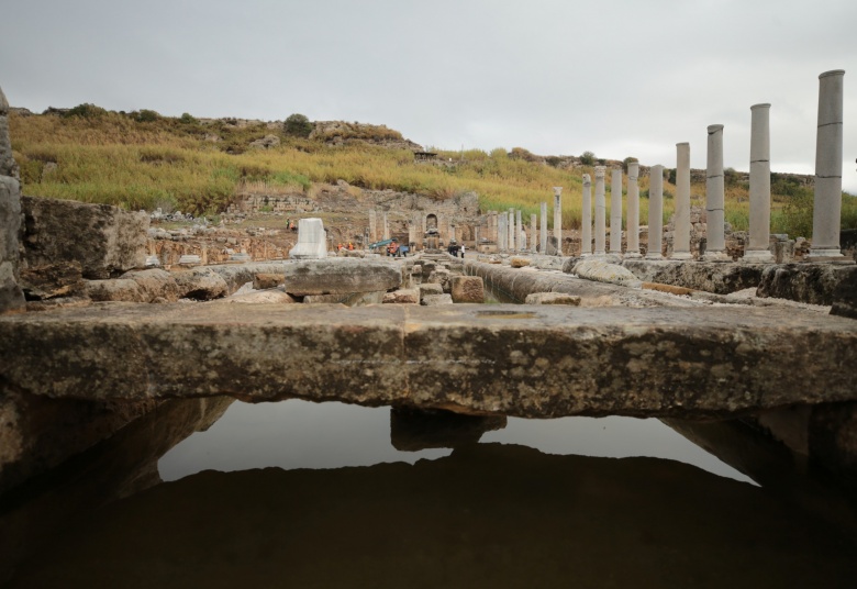 Hadrianus'un Perge'deki Antik Kestros çeşmesi 1800 yıl sonra yeniden su akıtıyor