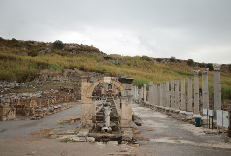 Hadrianus'un Perge'deki Antik Kestros çeşmesi 1800 yıl sonra yeniden su akıtıyor