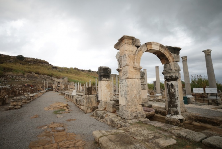 Hadrianus'un Perge'deki Antik Kestros çeşmesi 1800 yıl sonra yeniden su akıtıyor