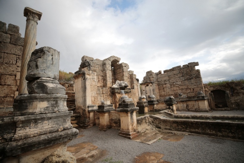 Hadrianus'un Perge'deki Antik Kestros çeşmesi 1800 yıl sonra yeniden su akıtıyor