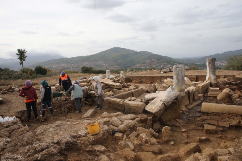 Muğla'nın Kavaklıdere ilçesindeki Hyllarima Antik Kenti'nde arkeoloji kazıları sürüyor