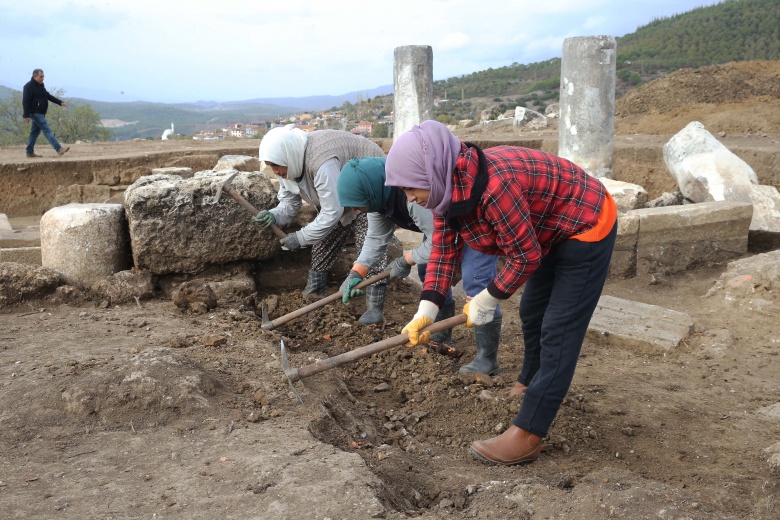 Muğla'nın Kavaklıdere ilçesindeki Hyllarima Antik Kenti'nde arkeoloji kazıları sürüyor