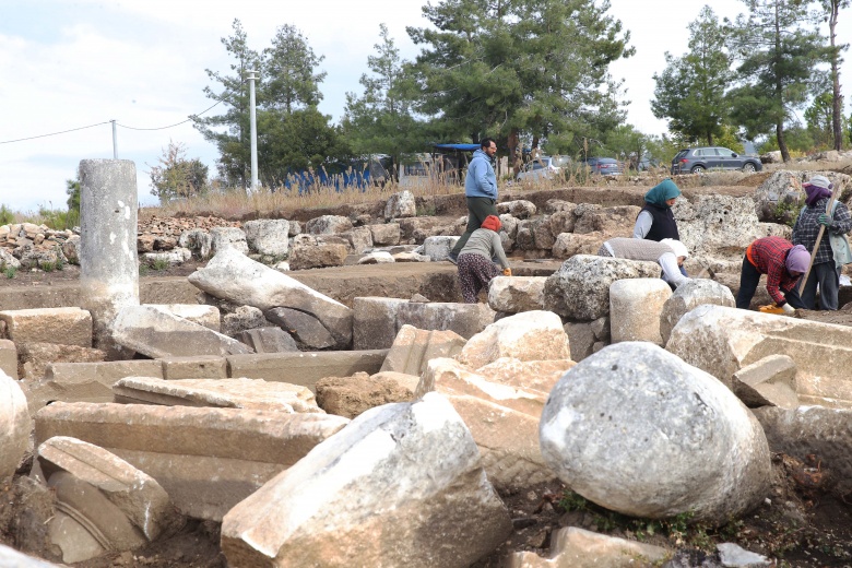 Muğla'nın Kavaklıdere ilçesindeki Hyllarima Antik Kenti'nde arkeoloji kazıları sürüyor