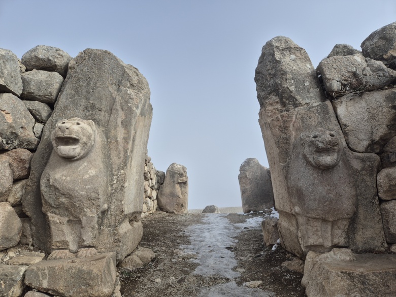 Hattuşa Antik kenti'nden kar ve sis manzaraları