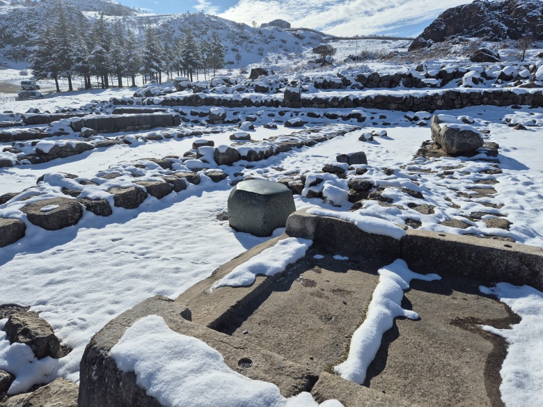 Hattuşa Antik kenti'nden kar ve sis manzaraları