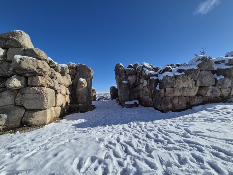 Hattuşa Antik kenti'nden kar ve sis manzaraları