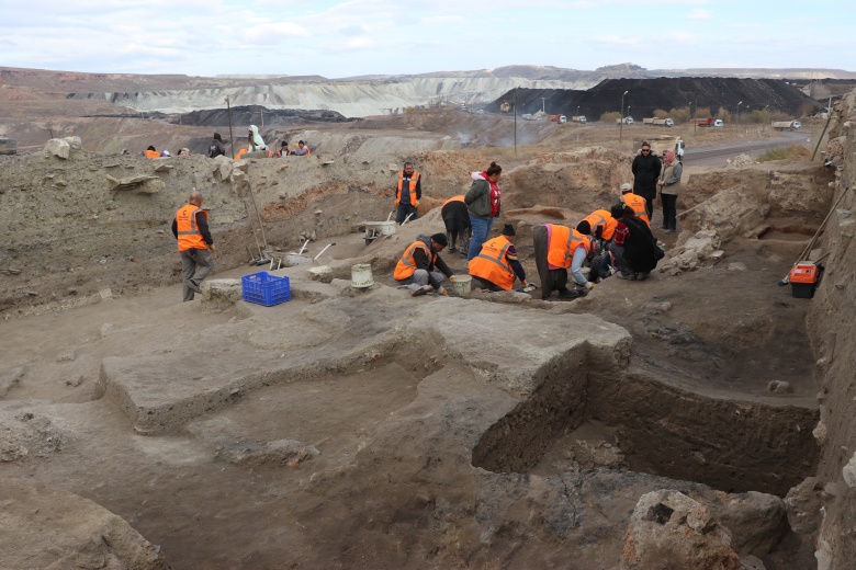 Seyitömer Höyük arkeoloji kazısında bulunan 4400 yıllık silindir mühür