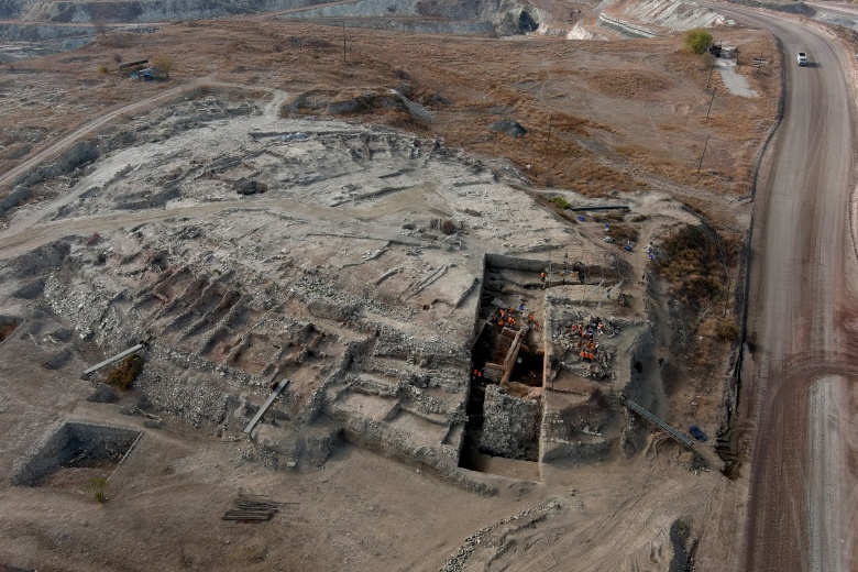 Seyitömer Höyük arkeoloji kazısında bulunan 4400 yıllık silindir mühür