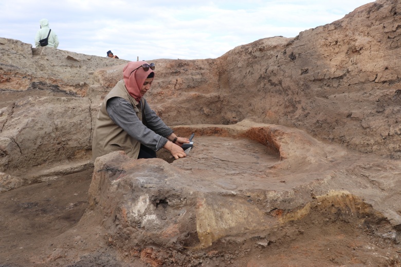 Seyitömer Höyük arkeoloji kazısında bulunan 4400 yıllık silindir mühür