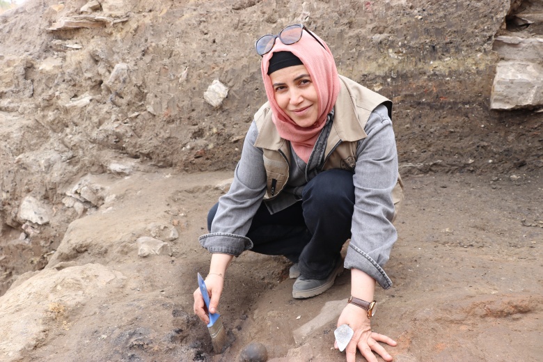 Seyitömer Höyük arkeoloji kazısında bulunan 4400 yıllık silindir mühür