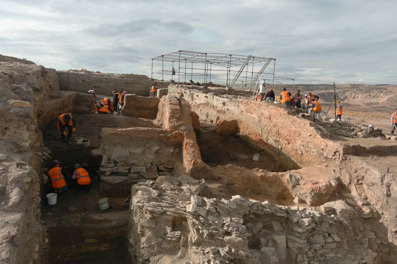 Seyitömer Höyük arkeoloji kazısında bulunan 4400 yıllık silindir mühür