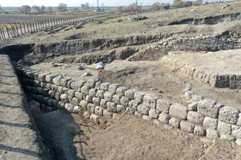 Arkeologlar Manyas Gölü'nün kıyısında 137 metrelik Lidya suru buldu