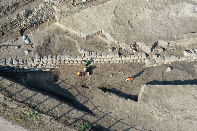 Arkeologlar Manyas Gölü'nün kıyısında 137 metrelik Lidya suru buldu