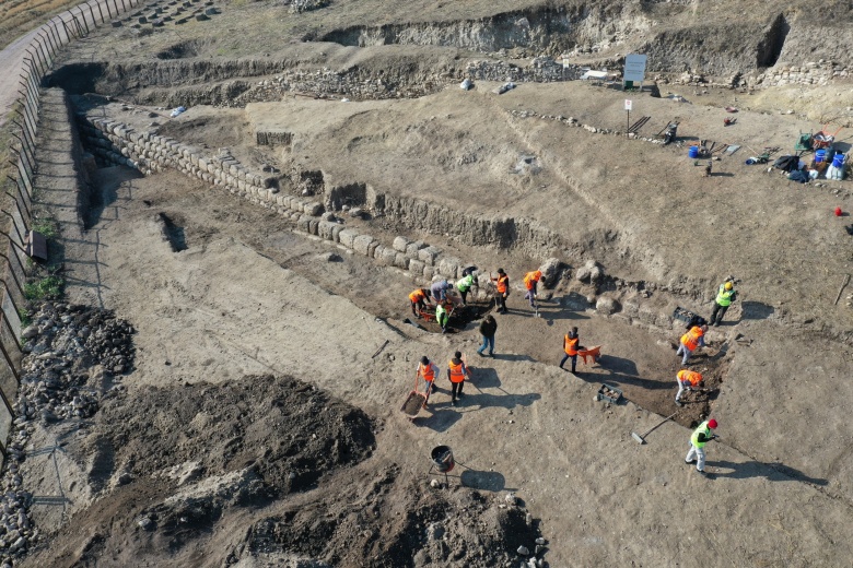 Arkeologlar Manyas Gölü'nün kıyısında 137 metrelik Lidya suru buldu