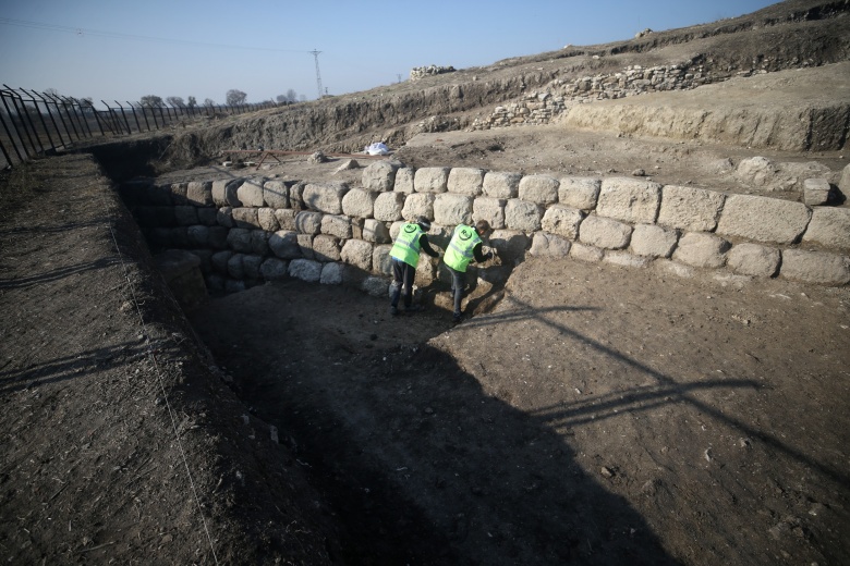 Arkeologlar Manyas Gölü'nün kıyısında 137 metrelik Lidya suru buldu