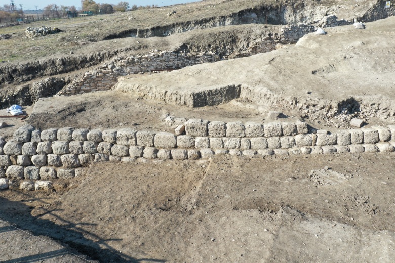 Arkeologlar Manyas Gölü'nün kıyısında 137 metrelik Lidya suru buldu