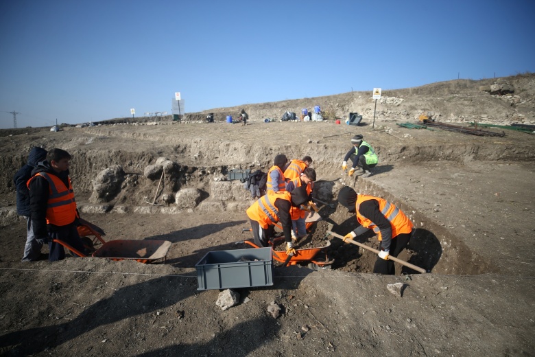 Arkeologlar Manyas Gölü'nün kıyısında 137 metrelik Lidya suru buldu