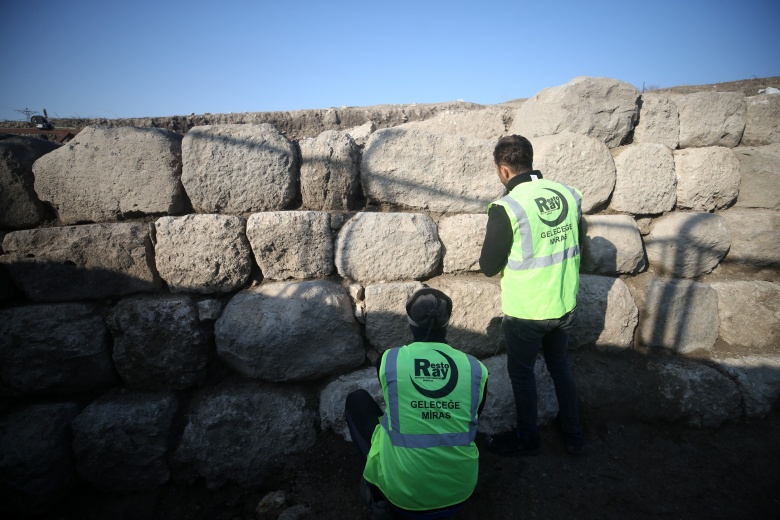 Arkeologlar Manyas Gölü'nün kıyısında 137 metrelik Lidya suru buldu