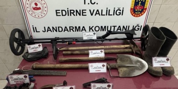 Enezde 60 yaşındaki evli çift tarihi eser bulmak için kaçak kazı yaparken yakalandı