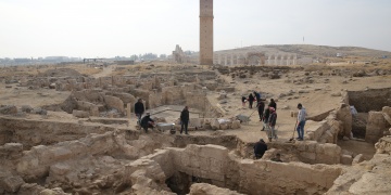 Harrandaki medrese planı Selçuklu medreselerinden çok farklı özellikler taşıyor