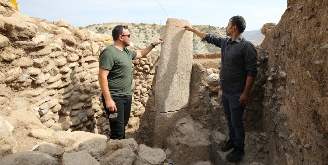 Boncuklu Tarlada 2 metre boyunda Taş Tepelerdekine benzer neolitik taş dikit bulundu