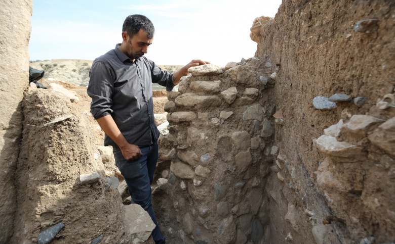 Boncuklu Tarla'da 2 metre boyunda Taş Tepelerdekine benzer neolitik taş dikit bulundu