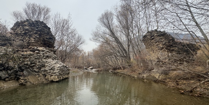 Kayıp 750 yıllık Selçuklu hanı ve tarihi köprü Nemrut Dağı eteklerinde bulundu