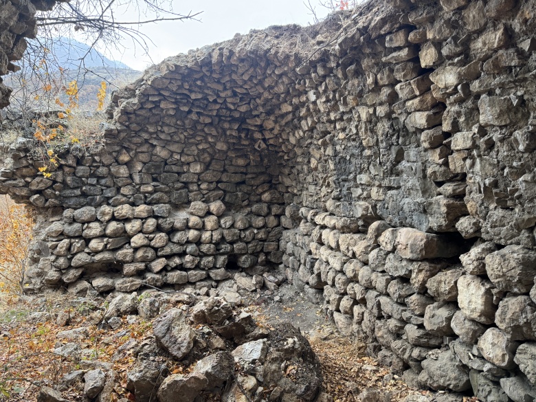 Kayıp 750 yıllık Selçuklu hanı ve tarihi köprü Nemrut Dağı eteklerinde bulundu