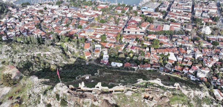 Prof. Dr. Kadir Pektaş, Fethiye Kalesi arkeoloji kazıları hakkında bilgi verdi