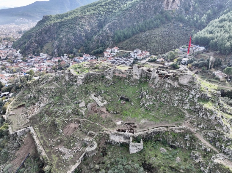 Fethiye Kalesi'nde arkeoloji kazıları sürüyor