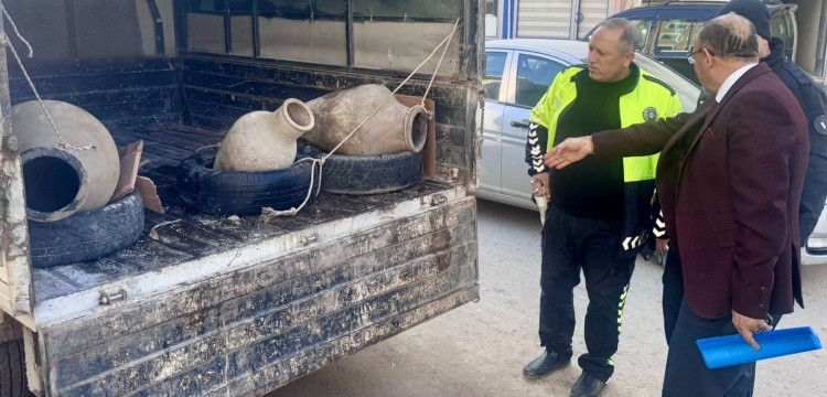 Mucur'da kamyonun çökerttiği yoldaki çukurda küpler bulundu