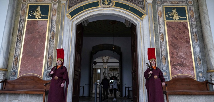 Topkapı Sarayı'nda silahtarlar nöbet tutmaya başladı