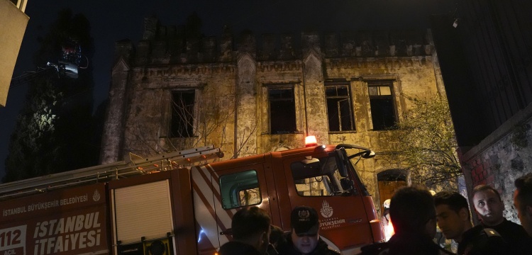 Sarıyer'de eski Topçu Karakolu yandı