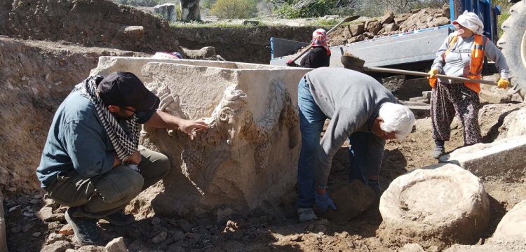 Stratonikeia Antik Kenti'nde 2 bin yıllık girlandlı lahit bulundu