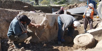 Stratonikeia Antik Kentinde 2 bin yıllık girlandlı lahit bulundu