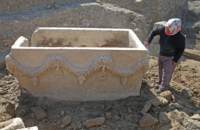 Stratonikeia Antik Kenti'ndeki arkeoloji kazılarında bulnan 2 bin yıllık girlandlı lahit