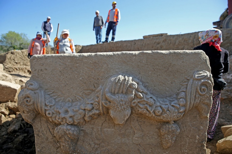 Stratonikeia Antik Kenti'ndeki arkeoloji kazılarında bulnan 2 bin yıllık girlandlı lahit